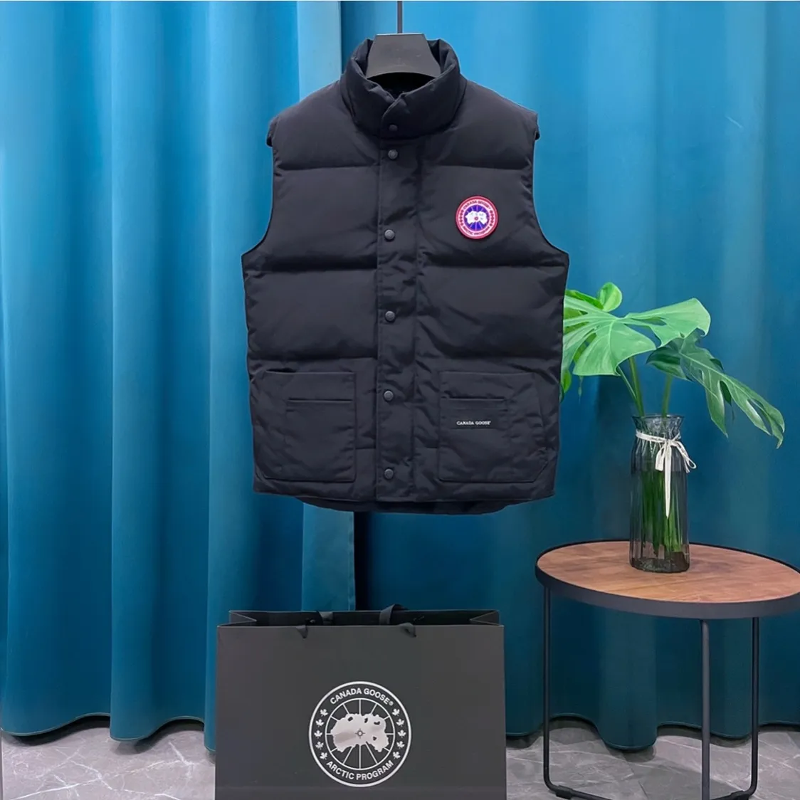 P390 Canada goose➡️Canada Goose Freestyle Crew Down Vest 💯The softness and hardness of the fabric is comparable to that of the genuine product. It can be restored by kneading at will (fabric misunderstanding: it is not a high-hardness fabric that is waterproof. You will notice the softness and comfort of the fabric only if you buy the latest genuine version this year). 💯Customized authentic YKK military-grade copper core zipper pullers, high hardness and no jamming 💯All workmanship and wiring are controlled by workers with more than ten years of service. They must be horizontal and vertical, and are not crooked. The wiring density inside is more sophisticated. Feel free to compare. 💯Big goose label, collar label, washed label, hangtag, zipper cord, pocket label, collar velvet, buttons, all details are synchronized